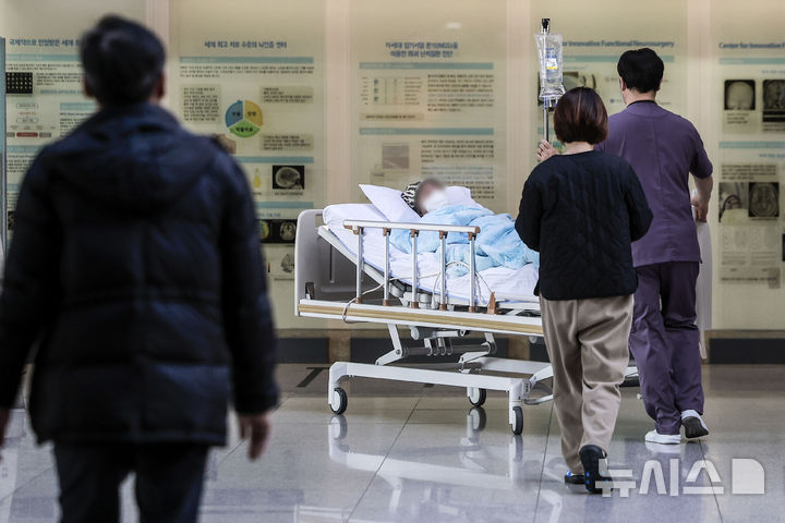 [서울=뉴시스] 정병혁 기자 = 지난 2월 21일 서울시내 한 대학병원에서 환자와 의료진이 이동하고 있다. 2025.02.21. jhope@newsis.com