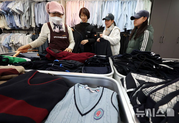 [서울=뉴시스] 추상철 기자 = 21일 오후 서울 송파구 '나눔교복 매장'에서 학부모와 학생이 교복을 고르고 있다.&nbsp; 송파구는 고물가 시대 새 학년을 맞이해 졸업생과 각 학교로 부터 기증받은 교복을 기증 받아 저렴하게 판매하는 '나눔교복 매장'을 상설 운영하고 있다. 2025.02.21. scchoo@newsis.com