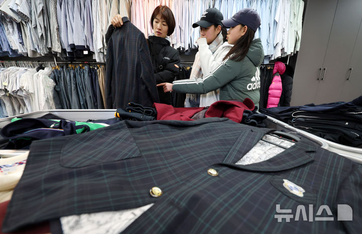 [서울=뉴시스] 추상철 기자 = 지난달 21일 오후 서울 송파구 '나눔교복 매장'에서 학부모와 학생이 교복을 고르고 있는 모습. 송파구는 고물가 시대 새 학년을 맞이해 졸업생과 각 학교로 부터 기증받은 교복을 기증 받아 저렴하게 판매하는 '나눔교복 매장'을 상설 운영하고 있다. 2025.02.21. scchoo@newsis.com