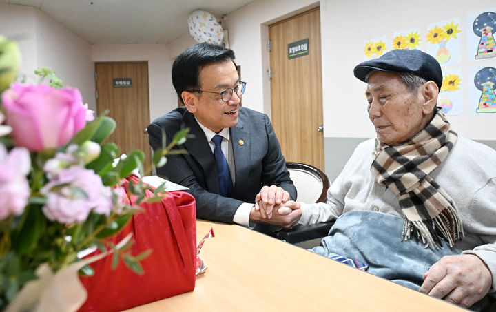 [서울=뉴시스] 조수정 기자 = 최상목 대통령 권한대행 부총리 겸 기획재정부 장관이 제106주년 3.1절을 맞아 21일 오후 수원보훈원을 찾아 독립유공자이자 광복군 오성규 애국지사(1990, 건국훈장 애족장)를 위문, 위문품과 손편지를 전달한 뒤 대화하고 있다. (사진=기획재정부 제공) 2025.02.21. chocrystal@newsis.com *재판매 및 DB 금지