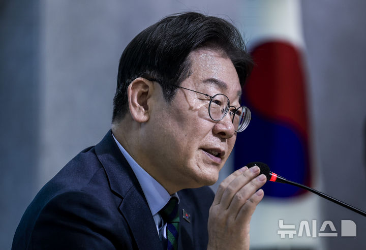 [서울=뉴시스] 정병혁 기자 = 이재명 더불어민주당 대표가 21일 서울 영등포구 한국노총에서 열린 한국노총-더불어민주당 대표 간담회에서 인사말을 하고 있다. 2025.02.21. jhope@newsis.com