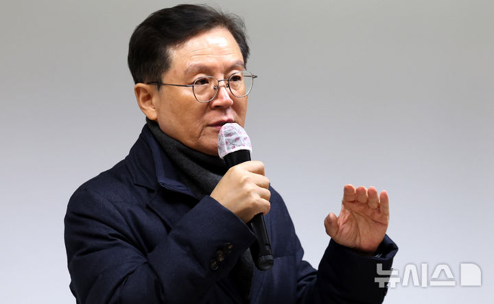 [서울=뉴시스] 추상철 기자 = 윤석열 대통령 측 윤갑근 변호사가 21일 오후 서울 강남구 스페이스쉐어 강남역센터에서 '고위공직자범죄수사처(공수처)의 서울중앙지방법원 영장 기각'과 관련해 긴급기자회견을 하고 있다. 2025.02.21. scchoo@newsis.com