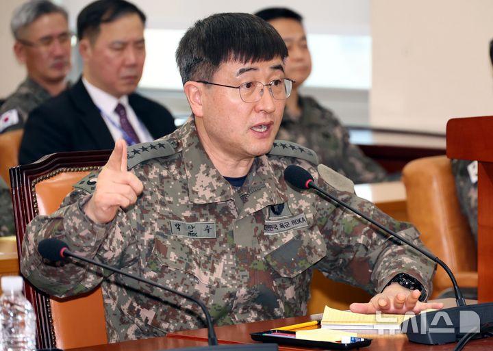 [서울=뉴시스] 조성봉 기자=12·3 비상계엄 사태 관련 내란·외환 혐의를 수사하는 내란 특검팀이 박안수 육군참모총장(전 계엄사령관)을 최근 소환 조사했다. 박 총장이 2월 21일 오후 서울 여의도 국회에서 열린 윤석열 정부의 비상계엄 선포를 통한 내란 혐의 진상규명 국정조사 제4차 청문회에 출석해 의원들의 질의에 답변하고 있다. 2025.02.21. suncho21@newsis.com