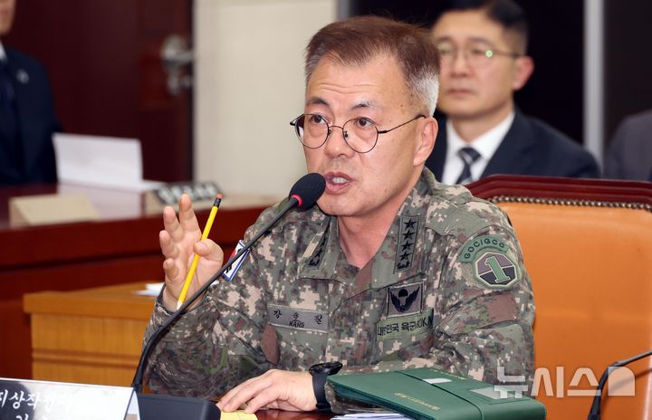 [서울=뉴시스] 조성봉 기자= 강호필 지상작전사령관이 21일 오후 서울 여의도 국회에서 열린 윤석열 정부의 비상계엄 선포를 통한 내란 혐의 진상규명 국정조사 제4차 청문회에 출석해 의원들 질의에 답변하고 있다. 2025.02.21. suncho21@newsis.com