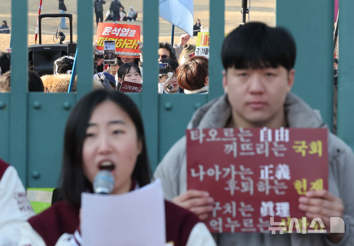 [서울=뉴시스] 김진아 기자 = 21일 서울 성북구 고려대학교 교문 앞에서 '대통령 탄핵을 반대하는 고대인들' 등 학생들이 탄핵반대 집회를 하고 있다. 교문 안에서는 '윤석열 퇴진 긴급 고려대 행동을 준비하는 학생들' 등이 탄핵 찬성 맞불 집회를 하고 있다. 2025.02.21. bluesoda@newsis.com