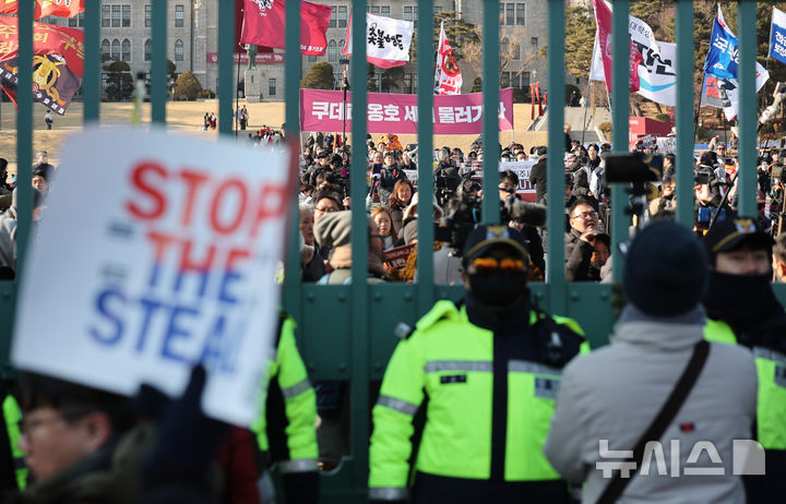 [서울=뉴시스] 김진아 기자 = 21일 서울 성북구 고려대학교 교문 앞에서 '대통령 탄핵을 반대하는 고대인들' 등 학생들이 탄핵반대 집회를 하고 있다. 교문 안에서는 '윤석열 퇴진 긴급 고려대 행동을 준비하는 학생들' 등이 탄핵 찬성 맞불 집회를 하고 있다. 2025.02.21. bluesoda@newsis.com