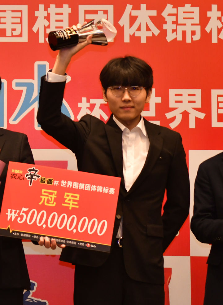 [서울=뉴시스] 황준선 기자 = 신진서 9단이 21일(현지시간) 중국 상하이 그랜드 센트럴 호텔에서 열린 제26회 농심신라면배 세계바둑최강전 최종국에서 중국 딩하오 9단을 꺾으며 우승을 차지한 뒤 기념촬영하고 있다. (사진=한국기원 제공) 2025.02.21. photo@newsis.com *재판매 및 DB 금지
