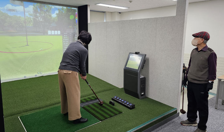 [광주=뉴시스] 광주 서구노인종합복지관, 스크린 파크골프장 운영. (사진=광주 서구노인종합복지관 제공). photo@newsis.com *재판매 및 DB 금지