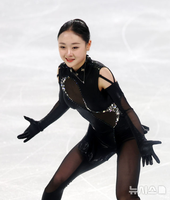 [서울=뉴시스] 김명년 기자 = 하얼빈 동계아시안게임 금메달리스트인 한국 김채연이 21일 서울 목동아이스링크에서 열린 2025 ISU(국제빙상경기연맹) 사대륙 피겨스케이팅 선수권 대회 여자 싱글 쇼트 프로그램에서 연기를 펼치고 있다. 2025.02.21. kmn@newsis.com