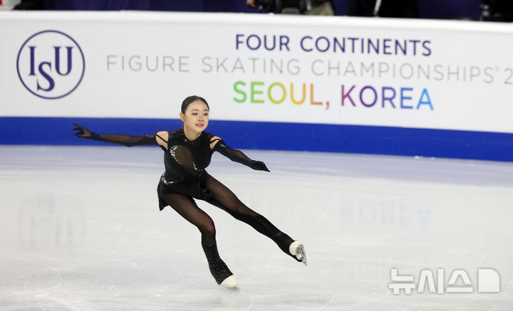 [서울=뉴시스] 김명년 기자 = 하얼빈 동계아시안게임 금메달리스트인 한국 김채연이 21일 서울 목동아이스링크에서 열린 2025 ISU(국제빙상경기연맹) 사대륙 피겨스케이팅 선수권 대회 여자 싱글 쇼트 프로그램에서 연기를 펼치고 있다. 2025.02.21. kmn@newsis.com