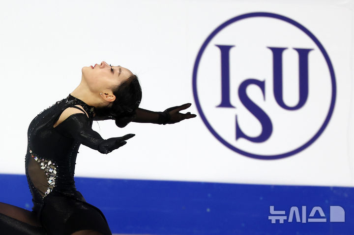 [서울=뉴시스] 김명년 기자 = 하얼빈 동계아시안게임 금메달리스트인 한국 김채연이 21일 서울 목동아이스링크에서 열린 2025 ISU(국제빙상경기연맹) 사대륙 피겨스케이팅 선수권 대회 여자 싱글 쇼트 프로그램에서 연기를 펼치고 있다. 2025.02.21. kmn@newsis.com