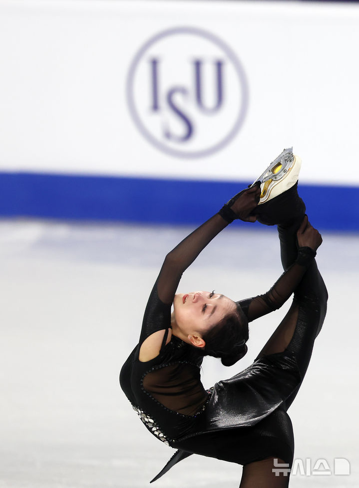 [서울=뉴시스] 김명년 기자 = 하얼빈 동계아시안게임 금메달리스트인 한국 김채연이 21일 서울 목동아이스링크에서 열린 2025 ISU(국제빙상경기연맹) 사대륙 피겨스케이팅 선수권 대회 여자 싱글 쇼트 프로그램에서 연기를 펼치고 있다. 2025.02.21. kmn@newsis.com