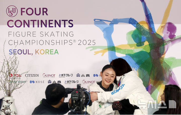 [서울=뉴시스] 김명년 기자 = 하얼빈 동계아시안게임 금메달리스트인 한국 김채연이 21일 서울 목동아이스링크에서 열린 2025 ISU(국제빙상경기연맹) 사대륙 피겨스케이팅 선수권 대회 여자 싱글 쇼트 프로그램에서 연기를 마친 뒤 키스 앤 크라이 존에서 결과를 듣고 기뻐하고 있다. 2025.02.21. kmn@newsis.com
