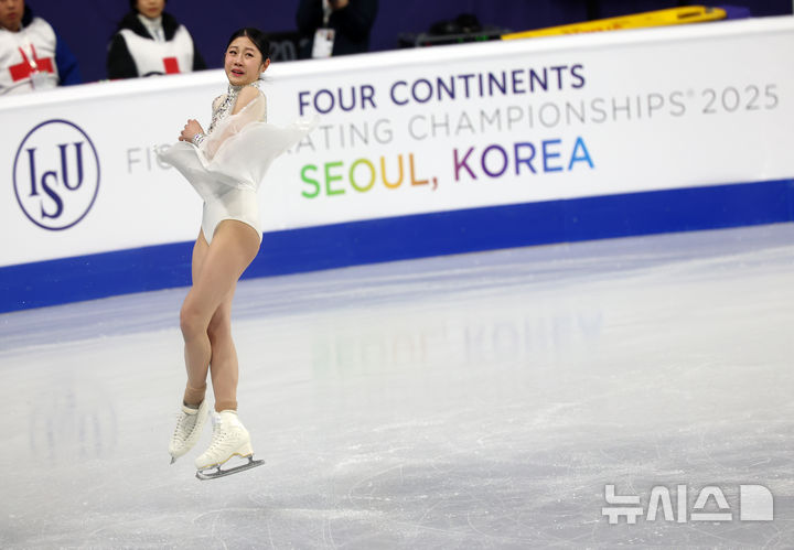 [서울=뉴시스] 김명년 기자 = 한국 이해인이 21일 서울 목동아이스링크에서 열린 2025 ISU(국제빙상경기연맹) 사대륙 피겨스케이팅 선수권 대회 여자 싱글 쇼트 프로그램에서 연기를 펼치고 있다. 2025.02.21. kmn@newsis.com