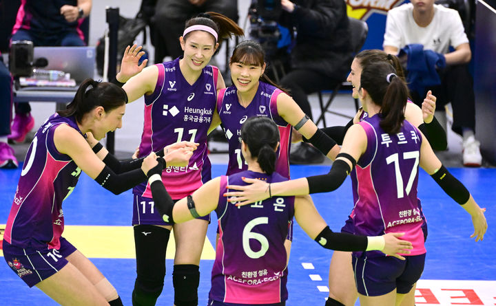 [서울=뉴시스] 황준선 기자 = 21일 경기 수원시 장안구 수원실내체육관에서 열린 2024-2025 V-리그 여자부 현대건설과 흥국생명의 경기, 세트스코어 3-0으로 승리한 흥국생명 선수들이 자축하고 있다. (사진=한국배구연맹 제공) 2025.02.21. photo@newsis.com *재판매 및 DB 금지