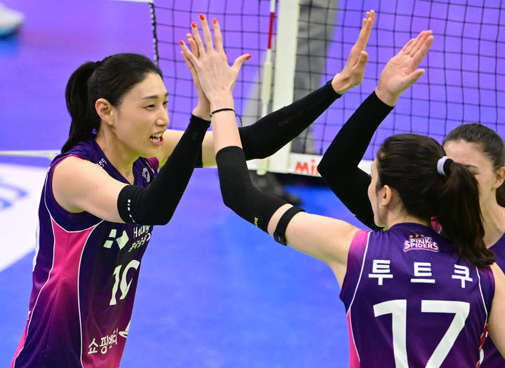 [서울=뉴시스] 황준선 기자 = 21일 경기 수원시 장안구 수원실내체육관에서 열린 2024-2025 V-리그 여자부 현대건설과 흥국생명의 경기, 흥국생명 김연경과 선수들이 기뻐하고 있다. (사진=한국배구연맹 제공) 2025.02.21. photo@newsis.com *재판매 및 DB 금지
