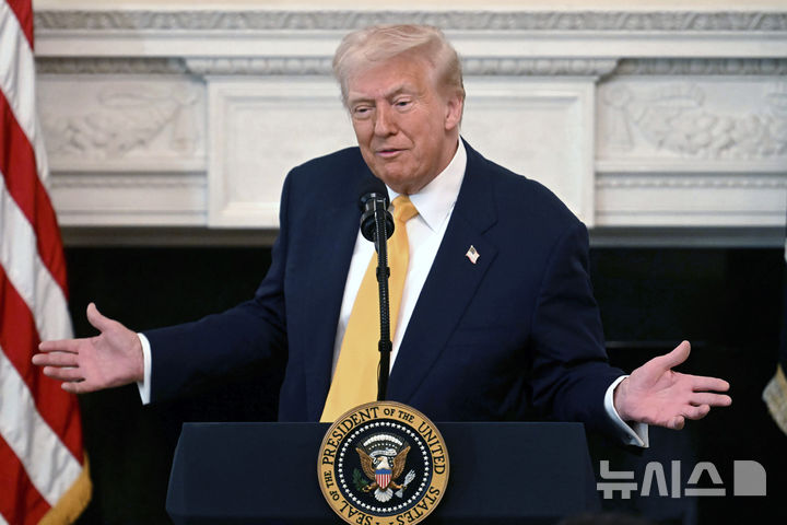 [워싱턴=AP/뉴시스] 도널드 트럼프 미국 대통령이 지난 21일(현지 시간) 백악관에서 열린 전국 주지사회의에서 연설하고 있다. 2025.02.23.