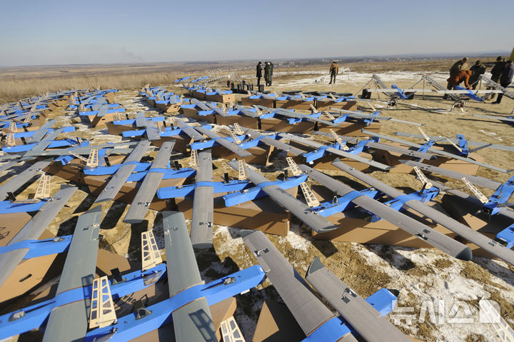 [르비우=AP/뉴시스] 지난 2월21일(현지 시간) 우크라이나 르비우의 비공개 장소에서 코지츠키 자선재단이 우크라이나산 고정익 요격 드론 '베소마르 3210'을 우크라이나군에 전달하는 모습. 2025.09.12.