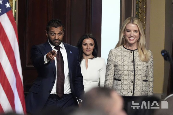 [워싱턴=AP/뉴시스] 캐시 파텔 미국 연방수사국 국장(왼쪽)이 지난 2월 21일(현지 시간) 백악관에서 열린 취임식에 여자 친구 알렉시스 윌킨스(가운데)와 참석하고 있다. 2025.11.24.