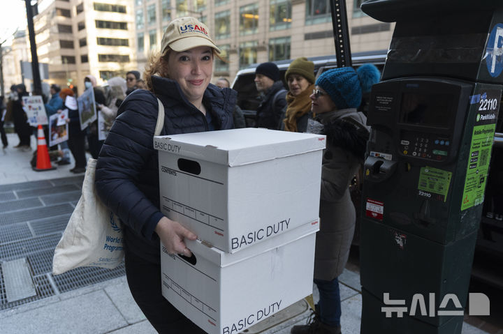 [AP/뉴시스] 트럼프 정부가 폐쇄 방침을 확고히 하고 있는 국제개발처(USAID)의 워싱턴 소재 인도주의 업무국 소속 직원이 21일 사무실에서 개인소지품빼서 들고 나오고 있다. 