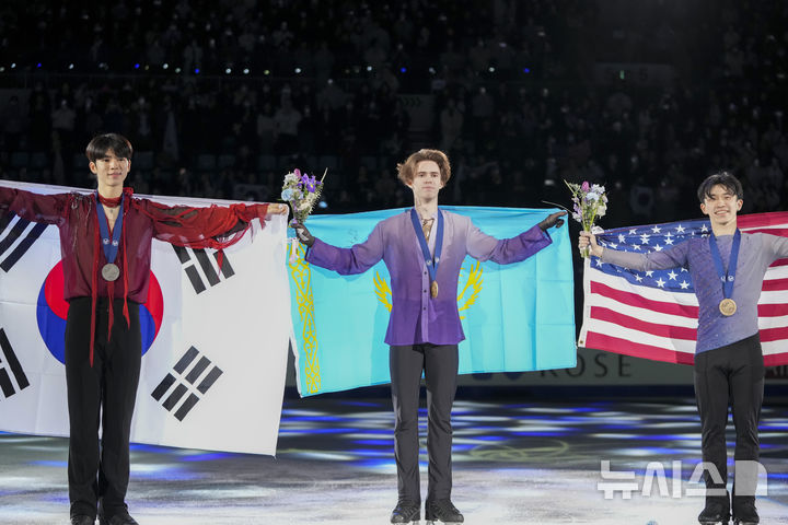 [서울=AP/뉴시스] 지난 22일 서울 양천구 목동 아이스링크에서 열린 2025 ISU 4대륙 피겨 선수권대회 남자 싱글 프리스케이팅에서 은메달을 획득한 차준환이 세리머니를 하고 있다. 왼쪽부터 차준환, 샤이도로프 미하일(카자흐스탄·금메달), 지미 마(미국·동메달). 2025.02.22.