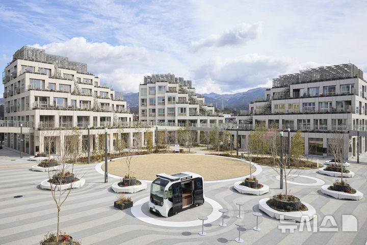 [스소노=AP/뉴시스] 도요타자동차가 22일 일본 후지산 인근에 건설 중인 미래형 도시인 '우븐시티' 일부를 최초 공개했다. 준공된 우븐시티 1기 시설. 2025.02.23