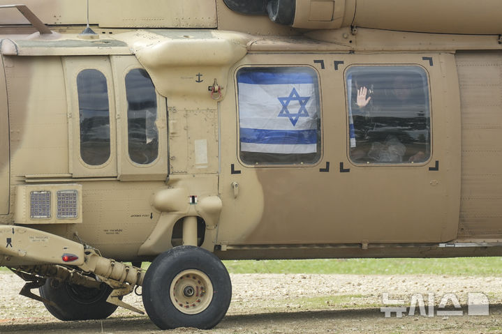 [가자지구=AP/뉴시스] 22일(현지 시간) 이스라엘 인질을 호송하는 이스라엘군 헬기가 가자지구에서 이륙을 준비 중이다. 2025.02.22.