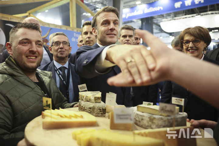 [파리=AP/뉴시스] 에마뉘엘 마크롱 프랑스 대통령이 22일(현지 시간) 프랑스 파리에서 열린 국제농업박람회를 둘러보며 참가자와 악수하고 있다. 마크롱 대통령은 도널드 트럼프 미국 대통령과 회담에서 관세로 동맹에 고통 주지 말라고 설명하겠다고 예고했다. 2025.02.23.