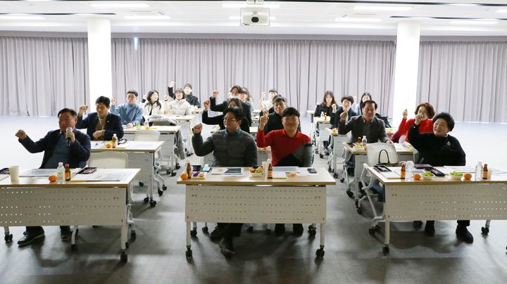 [통영=뉴시스] 신정철 기자= 통영시의회(의장 배도수)는 의원 상호간 공동체 의식 함양 및 의정역량 강화 교육을 통해 생산적인 의회운영을 도모하기 위해 전문강사를 초청하여 의정연수를 실시했다고 22일 밝혔다.사진은 지난 20일 한려해상생태탐방원 대강당에서 실시된 의정연수 교육 모습.(사진=통영시의회 제공).2025.02.22. photo@newsis.com *재판매 및 DB 금지