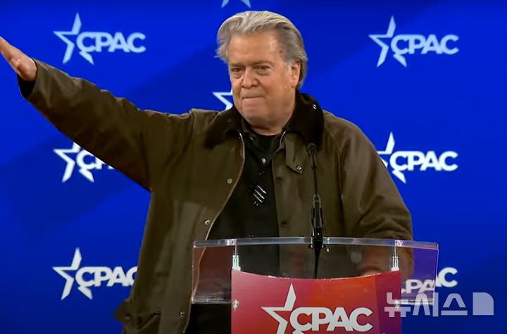 [서울=뉴시스] 도널드 트럼프 미국 대통령의 전 책사이자 인기 팟캐스트 진행자 스티브 배넌이 21일(현지시간) 미국 메릴랜드주 내셔널하버에서 열린 보수정치행동회의(CPAC) 연설을 마치면서 '나치 경례'로 보이는 제스처를 취해 논란이 일고 있다. (사진=유튜브 영상 갈무리) 2025.02.22.