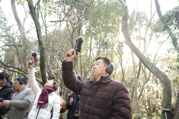 [제주=뉴시스] 오영훈 제주지사가 지난 21일 오후 서귀포시 안덕면 화순곶자왈을 찾아 기업과 마을의 협업 사업인 자연의 소리 콘텐츠를 체험하고 있다. (사진=제주도 제공) 2025.02.22. photo@newsis.com *재판매 및 DB 금지