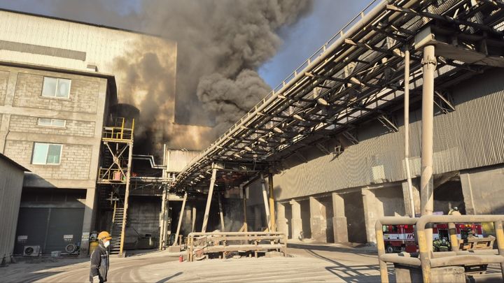 [청주=뉴시스] 단양 시멘트 공장 창고 화재 (사진=단양소방서 제공) 2025.02.22. photo@newsis.com
