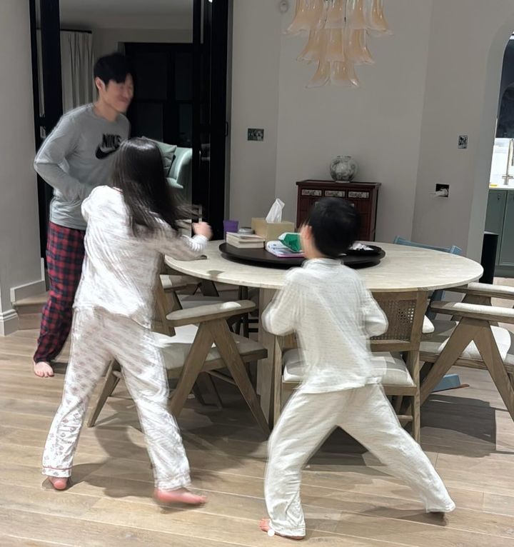 [서울=뉴시스] 축구스타 박지성이 집에서 자녀와 놀고 있다. (사진=김민지 인스타그램 캡처) 2025.02.22. photo@newsis.com&nbsp; *재판매 및 DB 금지