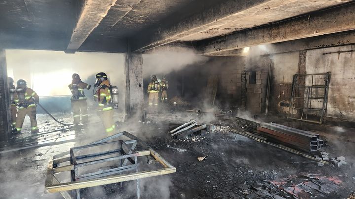 [부산=뉴시스] 22일 오전 10시45분께 부산 수영구의 한 상가건물 2층 리모델링 공사현장에서 원인이 밝혀지지 않은 불이 났다. (사진=부산소방재난본부 제공) 2025.02.22. photo@newsis.com *재판매 및 DB 금지