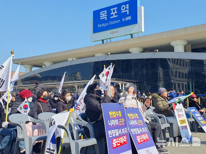 [목포=뉴시스]박상수 기자 = 보수성향 기독교 단체인 세이브코리아가 22일 오후 목포역광장에서 윤석열 대통령의 탄핵을 반대하는 국가비상기도회를 개최하고 있다. 2025.02.22. parkss@newsis.com