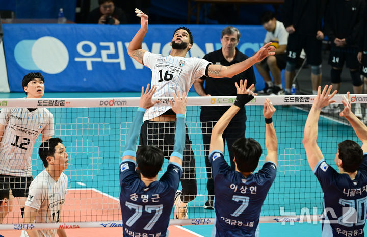 [서울=뉴시스] 프로배구 현대캐피탈 레오(뒤)가 22일 서울 장충체육관에서 열린 도드람 2024~2025 V-리그 남자부 5라운드 마지막 경기에서 우리카드를 상대로 공격을 시도하고 있다. (사진=KOVO 제공) 2025.02.22.