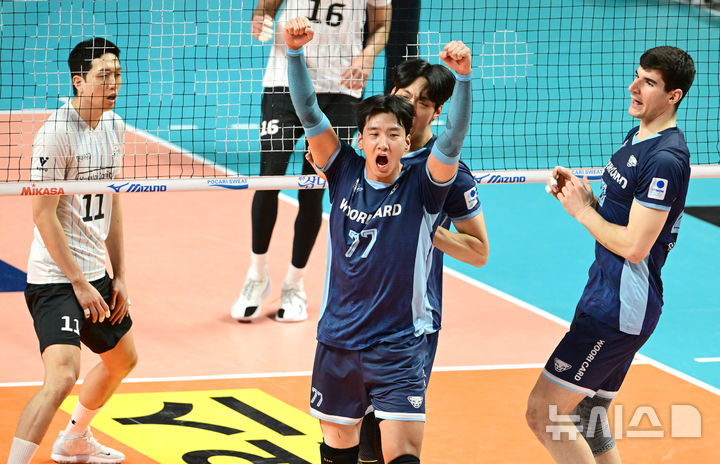 [서울=뉴시스] 프로배구 우리카드 송명근(가운데)이 22일 서울 장충체육관에서 열린 도드람 2024~2025 V-리그 남자부 5라운드 마지막 경기에서 현대캐피탈을 상대로 득점에 성공한 뒤 환호하고 있다. (사진=KOVO 제공) 2025.02.22.