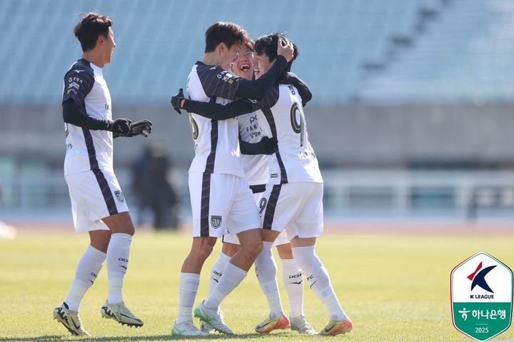 [서울=뉴시스] 프로축구 K리그2 전남드래곤즈의 정강민. (사진=한국프로축구연맹 제공) *재판매 및 DB 금지