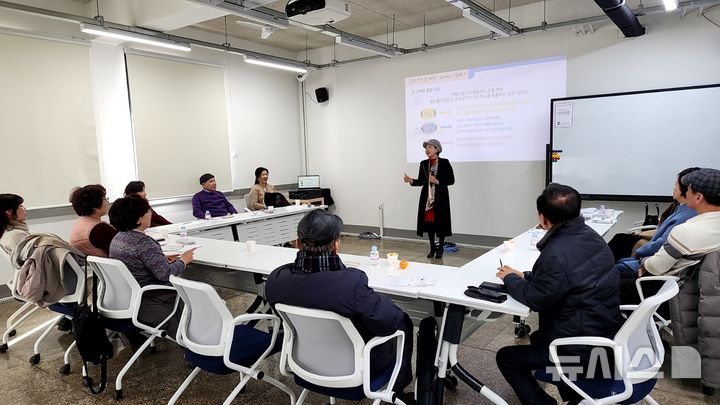 [수원=뉴시스] 한국심리상담복지학회장 이순배 박사가 22일 경기상상캠퍼스에서 강연하고 있다. (사진=토마토인문학회 제공) 2025.02.22. photo@newsis.com