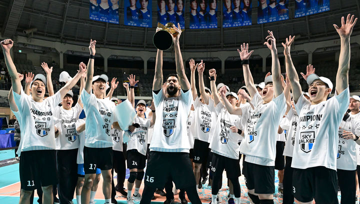 [서울=뉴시스] 프로배구 현대캐피탈이 22일 서울 장충체육관에서 열린 도드람 2024~2025 V-리그 남자부 경기에서 우리카드를 꺾고 정규리그 1위를 확정했다. (사진=KOVO 제공) 2025.02.22. *재판매 및 DB 금지