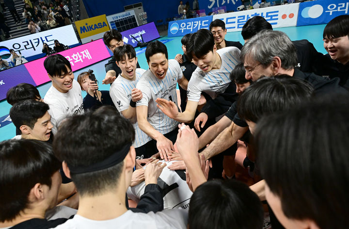 [서울=뉴시스] 프로배구 현대캐피탈이 22일 서울 장충체육관에서 열린 도드람 2024~2025 V-리그 남자부 경기에서 우리카드를 꺾고 정규리그 1위를 확정했다. (사진=KOVO 제공) 2025.02.22. *재판매 및 DB 금지