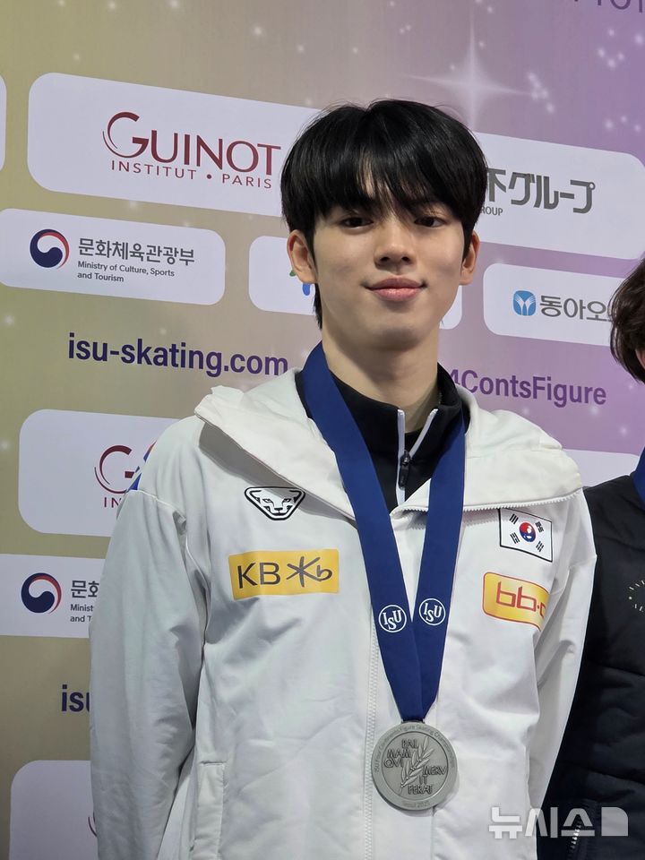 [서울=뉴시스] 김희준 기자 = 차준환이 22일 서울 양천구 목동 실내빙상장에서 끝난 2025 국제빙상경기연맹(ISU) 피겨스케이팅 4대륙선수권대회에서 은메달을 딴 뒤 기자회견에서 포즈를 취하고 있다. 2025.02.22jinxijun@newsis.com