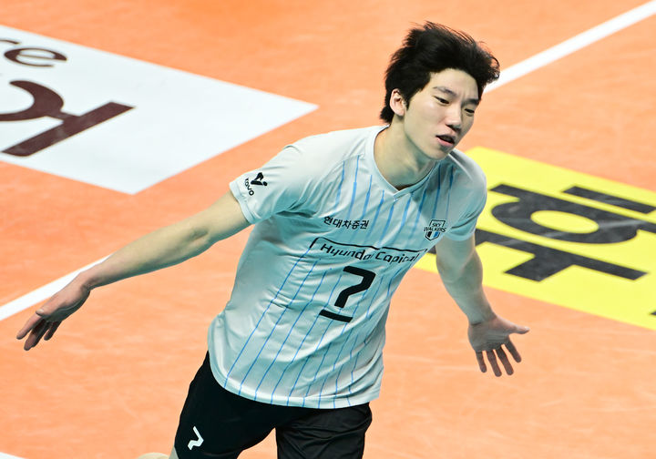 [서울=뉴시스] 프로배구 현대캐피탈 허수봉이 22일 서울 장충체육관에서 열린 도드람 2024~2025 V-리그 남자부 5라운드 마지막 경기에서 우리카드를 상대로 득점에 성공한 뒤 환호하고 있다. (사진=KOVO 제공) 2025.02.22. *재판매 및 DB 금지