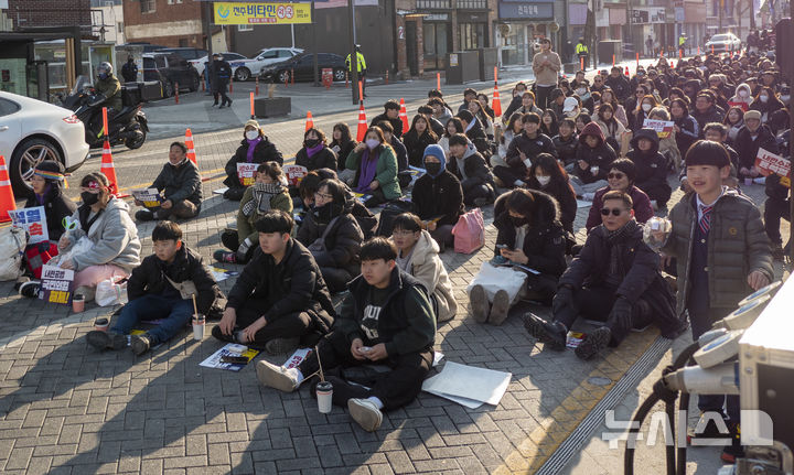 [전주=뉴시스] 강경호 기자 = 22일 전북 전주시 전주객사 풍패지관에서 열린 제10차 윤석열 퇴진 전북도민대회에 참가한 시민들이 도로 위에 착석해있다. 2025.02.22 lukekang@newsis.com