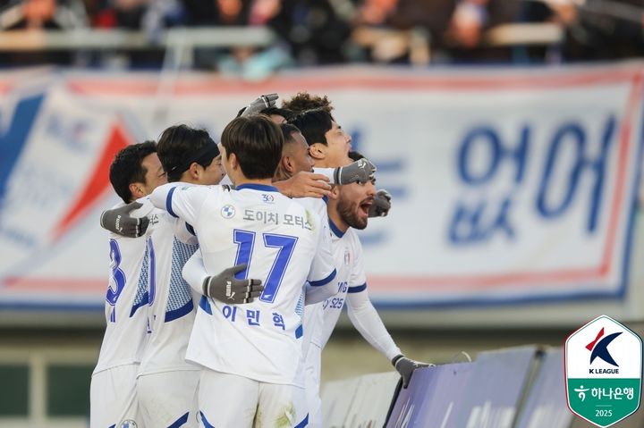 [서울=뉴시스] 프로축구 K리그2 수원삼성의 김지현. (사진=한국프로축구연맹 제공) *재판매 및 DB 금지