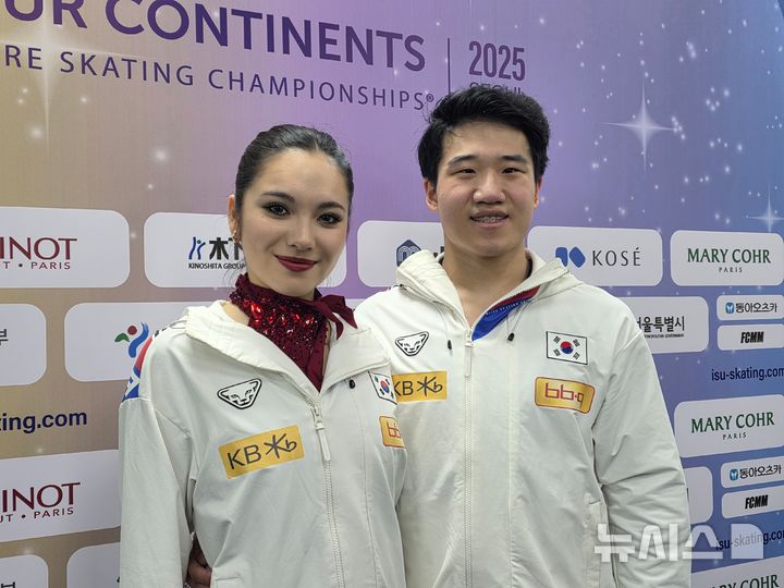 [서울=뉴시스] 김희준 기자 = 임해나-권예 조가 22일 서울 양천구 목동 실내빙상장에서 벌어진 2025 국제빙상경기연맹(ISU) 사대륙선수권대회 아이스댄스 프리댄스를 마친 뒤 포즈를 취하고 있다. 2025.02.22jinxijun@newsis.com