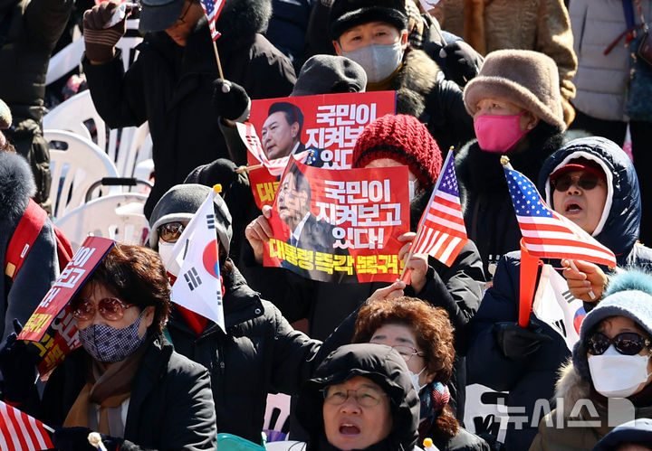 [서울=뉴시스] 박주성 기자 = 자유통일당과 윤석열 대통령 탄핵을 반대하는 시민들이 22일 오후 서울 종로구 동화면세점 인근에서 윤석열 대통령 탄핵 반대 집회를 하고 있다. 2025.02.22. park7691@newsis.com