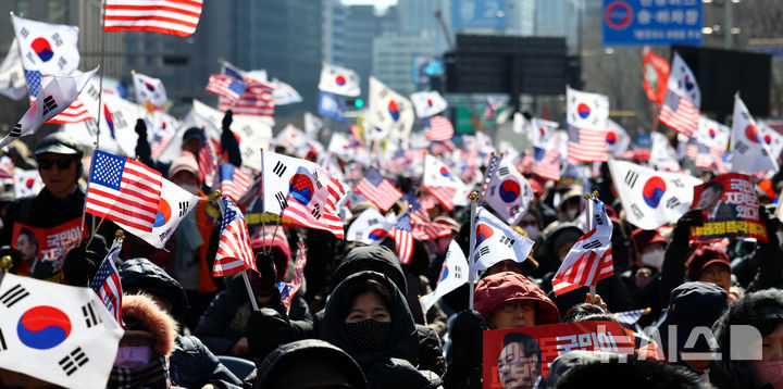 [서울=뉴시스] 박주성 기자 = 자유통일당과 윤석열 대통령 탄핵을 반대하는 시민들이 22일 오후 서울 종로구 동화면세점 인근에서 윤석열 대통령 탄핵 반대 집회를 하고 있다. 2025.02.22. park7691@newsis.com