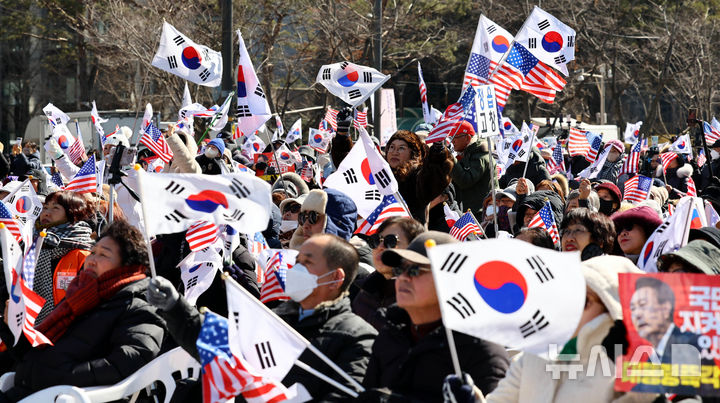 [서울=뉴시스] 박주성 기자 = 자유통일당과 윤석열 대통령 탄핵을 반대하는 시민들이 22일 오후 서울 종로구 동화면세점 인근에서 윤석열 대통령 탄핵 반대 집회를 하고 있다. 2025.02.22. park7691@newsis.com