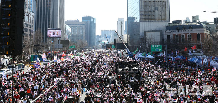 [서울=뉴시스] 박주성 기자 = 자유통일당과 윤석열 대통령 탄핵을 반대하는 시민들이 22일 오후 서울 종로구 동화면세점 인근에서 윤석열 대통령 탄핵 반대 집회를 하고 있다. 2025.02.22. park7691@newsis.com